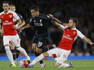 Domácu obranu zamestnával najmä aktívny Coutinho. Zastaviť sa ho snaží Ramsey (vpravo), ktorému arbitri odopreli gólovú radosť.