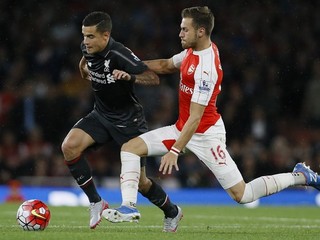 Aarona Ramseyho (vpravo) obral rozhodca v zápase proti Liverpoolu o regulárny gól. Na snímke sa hráč Arsenalu pokúša vypichnúť loptu Philippemu Coutinhovi.