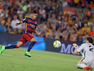 Brazílčan Neymar (vľavo) si naposledy obliekal dres FC Barcelona v priateľských zápasoch. V posledných dňoch pauzoval pre mumps.
