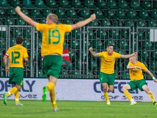 Futbalisti Žiliny v domácom súboji proti Athleticu Bilbao šokovali. Na snímke sa tešia z gólu Jakuba Paura (druhý sprava).