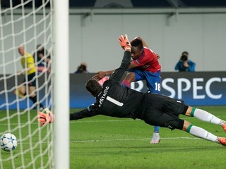 Hráč CSKA Moskva Ahmed Musa (v červenom) strieľa tretí gól do siete Sportingu Lisabon.