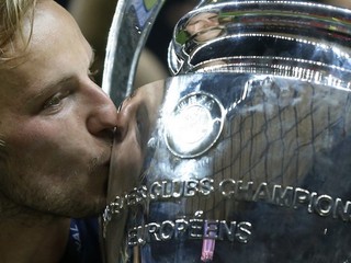 Triumf v Lige majstrov z uplynulej sezóny obhajujú futbalisti FC Barcelona. Na snímke bozkáva víťaznú trofej Ivan Rakitič.