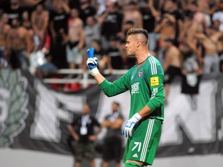Trnavčania zaplatia pokutu za správanie fanúšikov v zápase Európskej ligy proti PAOK Solún. Na snímke brankár Spartaka Ľuboš Kamenár.