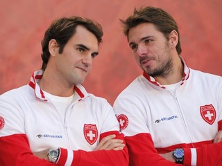 Roger Federer (vľavo) a Stanislas Wawrinka (vpravo).