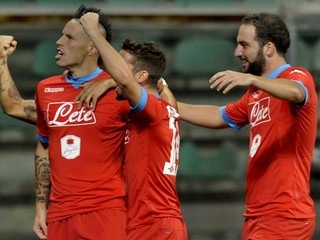 Marek Hamšík (vľavo) sa v drese Neapola presadil hneď v úvodnom kole Serie A na ihrisku Sassuola.