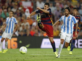 Barcelona zdolala Malagu najtesnejším rozdielom 1:0. Na snímke strieľa Luis Suárez.