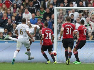 Andrew Ayew (pred hráčom s číslom 6) strieľa gól do siete Manchestru United.