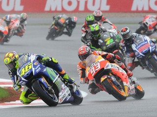 Valentino Rossi (vľavo) si dokázal najlepšie poradiť s ťažkými podmienkami na trati.