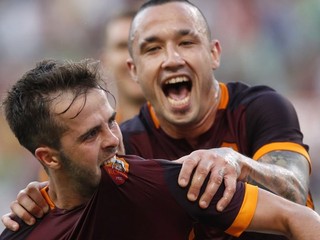 Hráč AS Rím Miralem Pjanič (vľavo) sa teší z gólu do siete Juventusu. Spolu s ním oslavuje Radja Nainggolan.