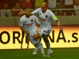 Kapitán Marek Janečka sa teší z gólu do siete Žiliny. Spolu s ním oslavuje Martin Mikovič.