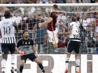 Edin Džeko (č. 9) práve hlavou strieľa rozhodujúci gól zápasu, v ktorom AS Rím porazilo majstrovský Juventus.