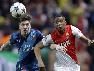 Anthony Martial (vpravo) prispel na jar k vyradeniu londýnskeho Arsenalu v osemfinále Ligy majstrov.