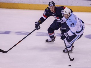 Hráč Slovana Lukáš Kozák (vľavo) sa pokúša odstaviť od puku Davida Ullströma z Novosibirsku.