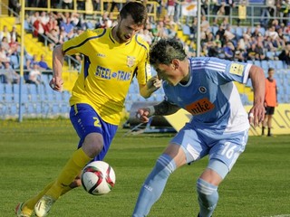 Haskič (vľavo) je typickým balkánskym futbalistom, ktorý si s loptou rozumie.