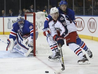 Marko Daňo (s číslom 56) si výkonmi v drese Columbusu vyslúžil angažmán v tíme víťaza Stanley Cupu Chicaga Blackhawks.