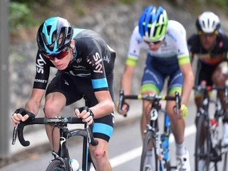 Spadol, chodil s barlami. Froome si zlomil nohu a na Vuelte končí