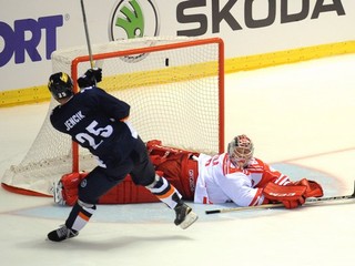 Richard Jenčík strieľa gól do siete Klagenfurtu v nájazdovom rozstrele.