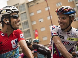 Líder celej Vuelty, Talian Fabio Aru (vľavo) prišiel dnes do cieľa v hlavnom balíku jazdcov so zhruba päťminútovou stratou na víťaza.