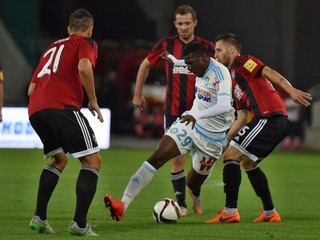André Zambo Anguissa z tímu Olympique Marseille sa snaži prebiť cez trnavskú presilu.