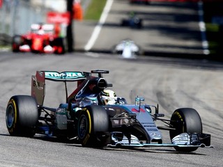 Lewis Hamilton na čele pretekov v Monze.