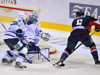 V dnešnom zápase hrá za domáce Dinamo rovnako ako v poslednom vzájomnom stretnutí Denis Kokarev (č. 19).