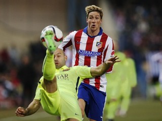 Javier Mascherano odkopáva loptu pred nabiehajúcim Fernandom Torresom.
