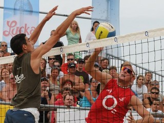 Martin Suja (vpravo) s Matejom Hukelom postúpili pri premiére na turnaji Svetovej série zo skupiny.