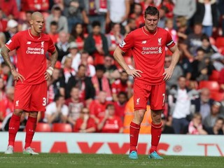 Slovenský hráč Liverpoolu Martin Škrtel (vľavo) a jeho spoluhráč James Milner.