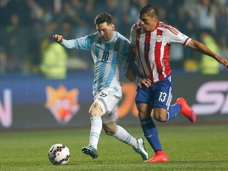 Argentínčan Lionel Messi (vľavo).