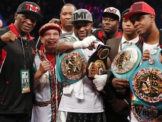 Floyd Mayweather (uprostred) obhájil titul majstra sveta vo welterovej váhe vo verziách WBA a WBC.