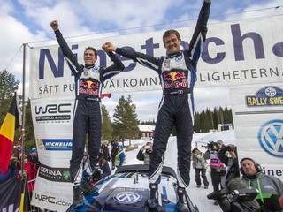 Sébastien Ogier (vpravo) so spolujazdcom Julienom Ingrassiom sa stali tretí raz za sebou majstrami sveta.