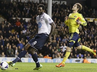 Emanuel Adebayor (vľavo) prišiel do Tottenhamu v roku 2011.