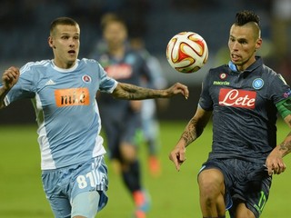 Richard Lásik (vľavo) v súboji s Marekom Hamšíkom.