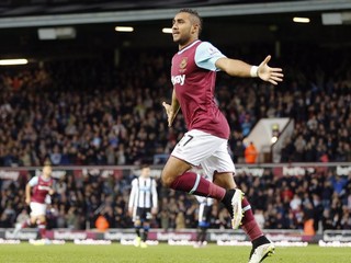 Dimitri Payet z West Hamu oslavuje jeden z gólov v sieti súpera.