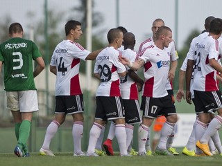 V 2. kole domácej pohárovej súťaže triumfovali Trenčania na trávniku Pezinka. Tentoraz si to výsledkovo "odskákal" Závod.