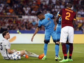Wojciech Szczesny (vľavo) nedochytal domáci duel Ligy majstrov proti Barcelone.