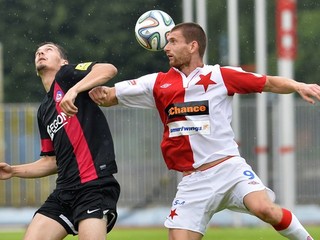 Dres Slavie obliekal v minulosti aj slovenský záložník Martin Juhár  (vpravo).