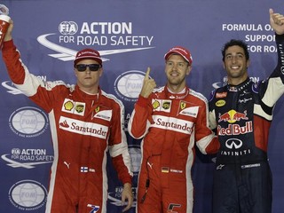 Trojica najrýchlejších jazdcov. Zľava: Räikkönen, Vettel (Ferrari) a Ricciardo (RedBull-Renault).