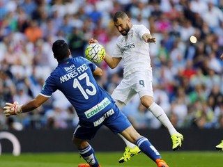 Benzema práve prekonáva gólmana hostí a strieľa jediný gól zápasu.