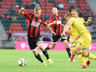 Tomáš Majtán (vľavo) ani ostatní hráči trnavského Spartaku sa nedokázali gólovo presadiť proti obrane hostí, a tak si tri body odvážajú Michalovce.