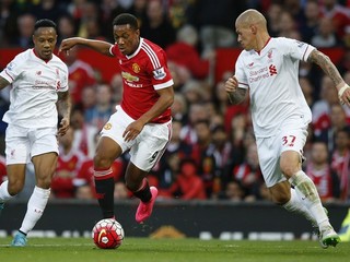 Martin Škrtel (vpravo) s útočníkom Manchestru United Anthonym Martialom.