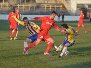 Remízu pre VSS Košice zachránil v zápase proti Liptovskému Mikulášu gólom v poslednej minúte Lazar Djordjevič (v strede).