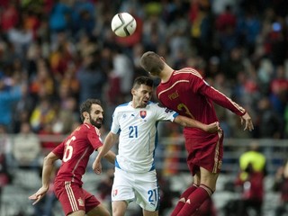 Ďuriš (v strede) odohral na hrote aj druhý polčas kvalifikačného duelu v Oviede proti Španielsku.
