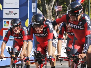 Daniel Oss (vpravo) gratuluje tímovým kolegom k výhre v časovke.