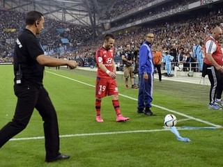 Zahádzali trávnik. Si zradca, odkazovali fanúšikovia hráčovi