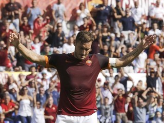 Francesco Totti oslavuje gól do siete Sassuola.