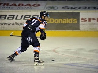 Hokejisti HC Košice sa pokúsia prelomiť výsledkovú mizériu z domácej súťaže. Na snímke strieľa obranca Eduard Šedivý.