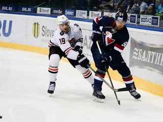 Ešte koncom augusta hral Michel Miklík (vľavo) v drese Chabarovska proti svojmu aktuálnemu zamestnávateľovi Slovanu Bratislava. Na snímke sa pokúšal brániť Milana Bartoviča.