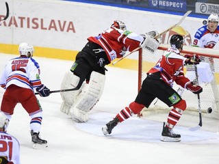 Justin Azevedo (č. 15) hrával v minulosti aj za už neexistujúci HC Lev Praha.
