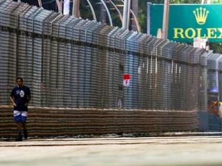 Počas pretekov F1 vbehol na trať. Fanúšik sa postavil pred súd